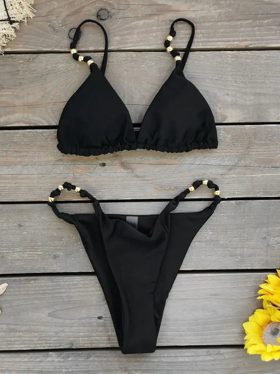 Schwarzer Bikini mit Details