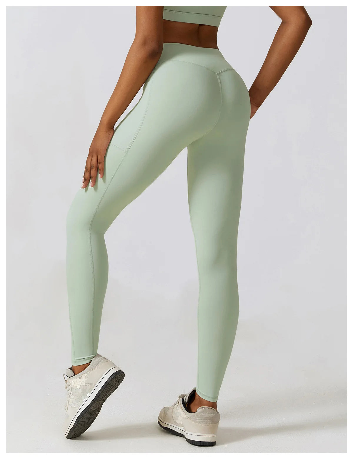 Leggins de cintura media con corte en V