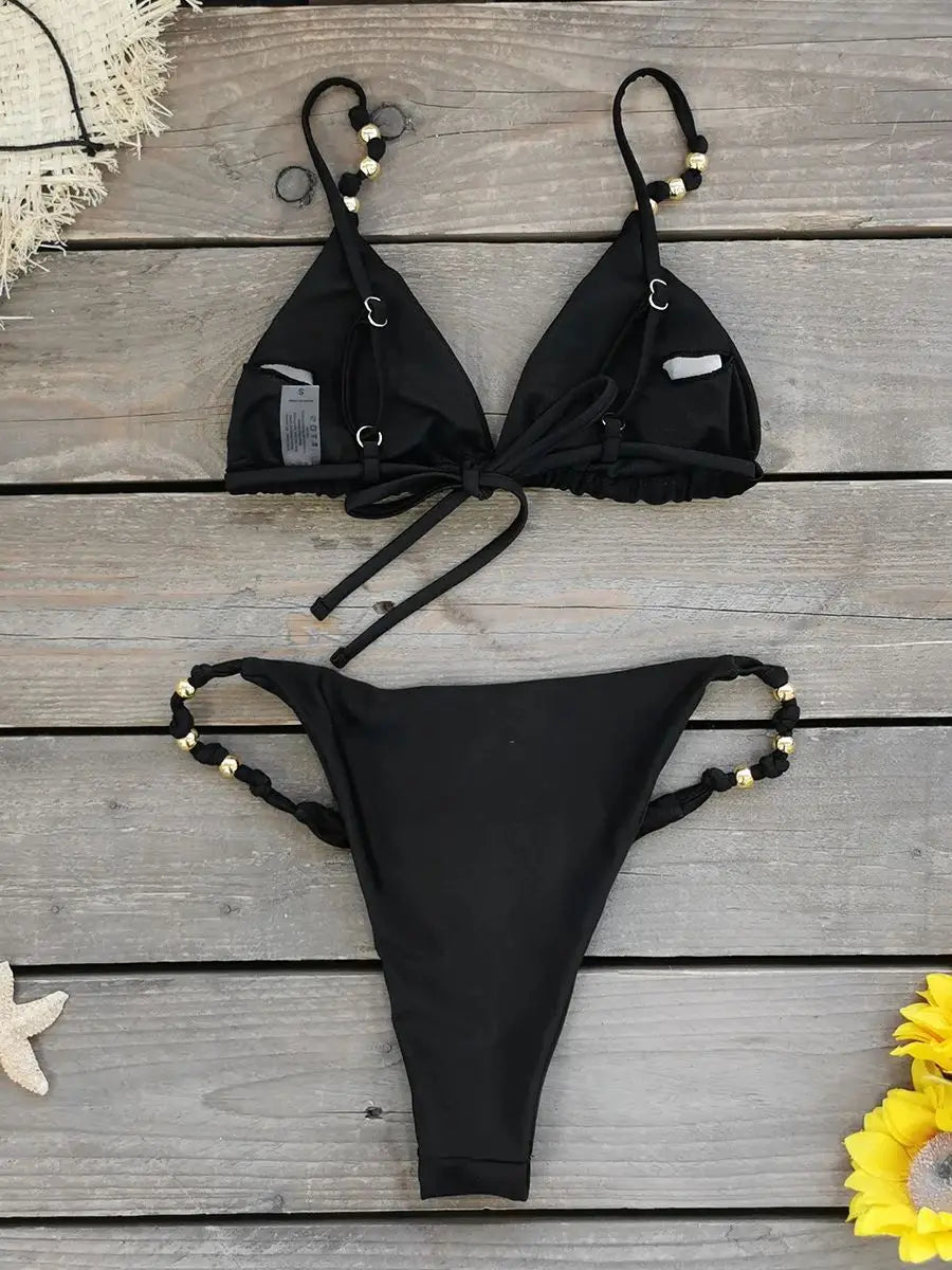 Schwarzer Bikini mit Details